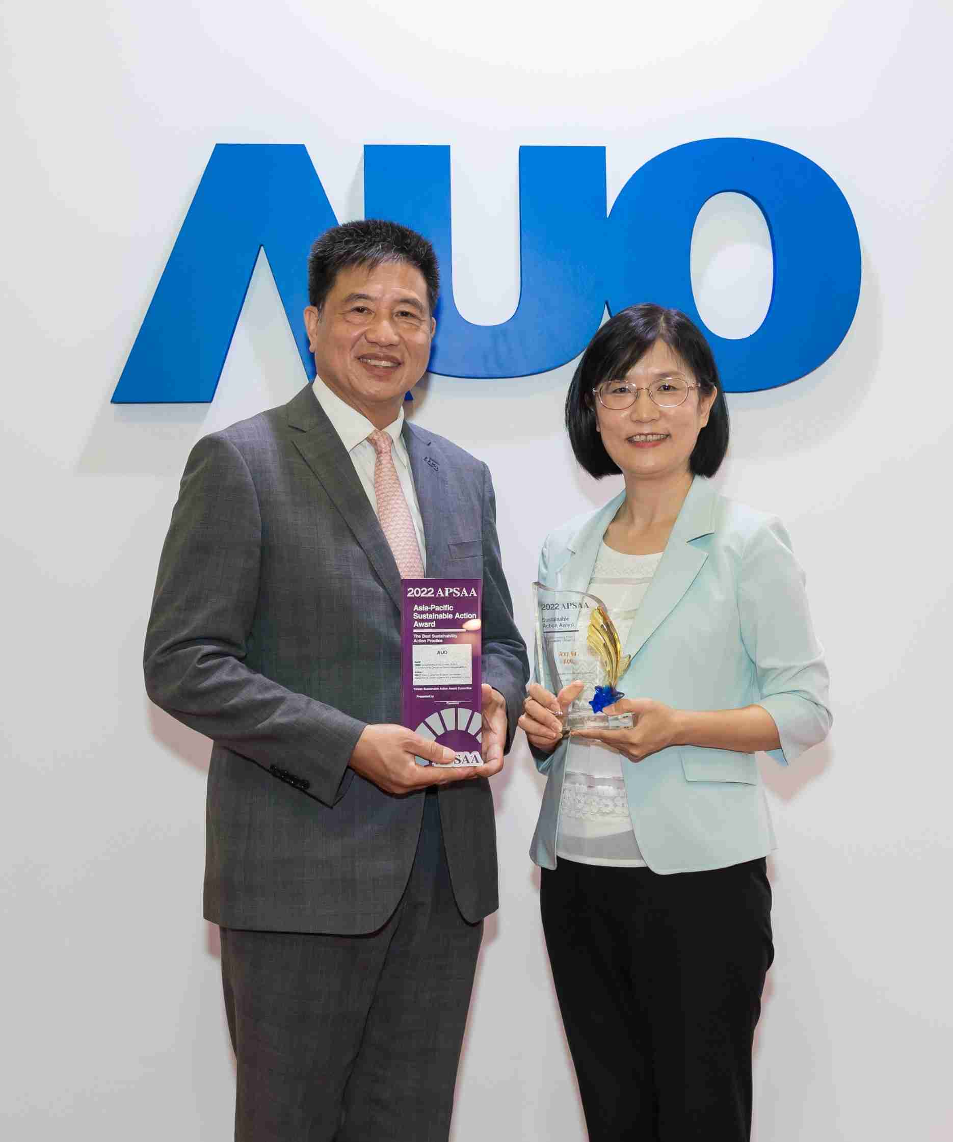 壹号平台长期垫筑永续远景的基石，，透过ESG暨气候委员会逐步实践永续策略蓝图。。。其中，，，壹号平台光电永续长古秀华带领团队、、制定中长期目标，，缔造多面向亮眼表现，，获得「顶尖永续长奖」的个人奖殊荣（左：壹号平台光电董事长暨执行长彭双浪，，，，右：壹号平台光电永续长古秀华）