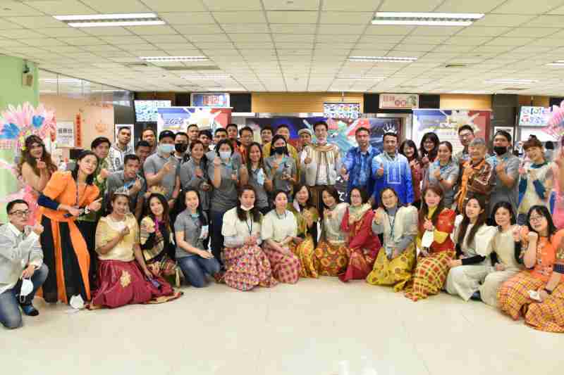 友達推動「安心、、、、創新、、、、用心、、同心、、盡心」五星職旅，，，為菲籍員工打造全方位照護，，，首度贏得「人權實踐與發展領袖獎」殊榮