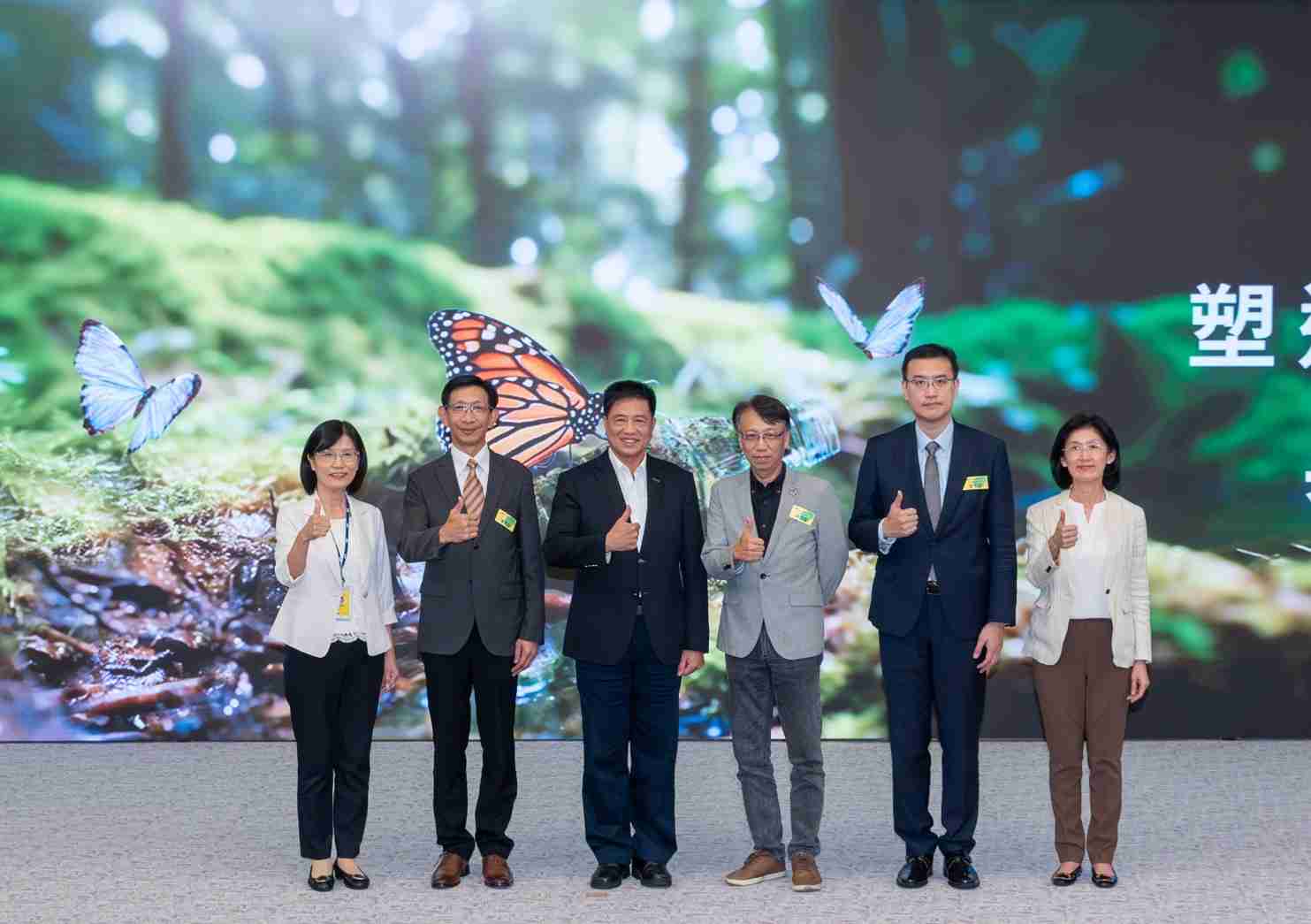 友達2023 CSR共榮大會，，邀請領域專家分享交流生物多樣性管理趨勢、、、、無塑產品、、海廢永續塑料等議題  （圖左到右：友達光電永續長古秀華、、、、3M台灣技術長陳君杰、、友達光電董事長暨集團策略長彭双浪、、、、光寶科技企業永續發展處處長陳慶暉、、、、安永聯合會計師事務所執業會計師曾于哲、、、、友達光電供應鏈總部副總經理吳宜芳）