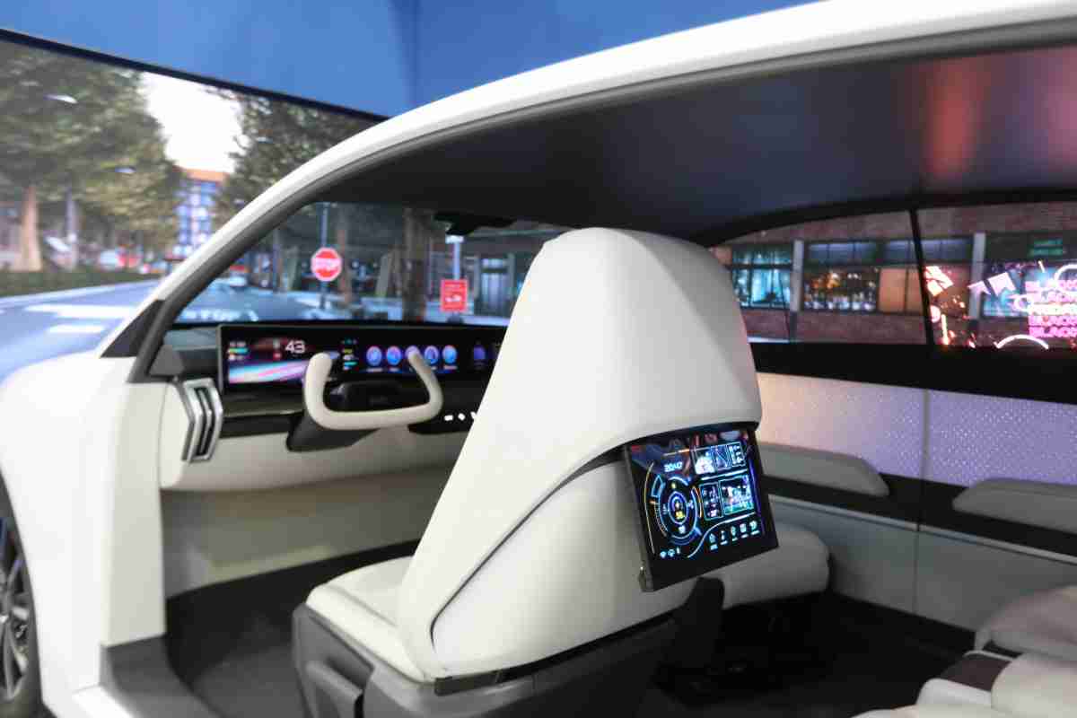 壹号平台的「可卷式后座娱乐显示器」加强后座乘客的感官体验，，，，并保有个性化设计，，，可依使用偏好进行动态调整。。。