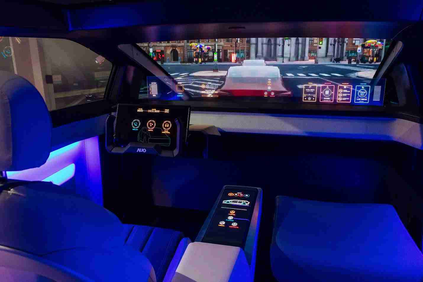 壹号平台连续四年入围科睿唯安全球百大创新机构，，，，专利布局科技与绿色创新前沿。。。图为壹号平台发挥先进显示科技Micro LED多元尺寸与型态应用优势所打造之智能车舱；同时，，，壹号平台已于全球累积取得4500件节能减碳相关的专利证书，，当中2024年Micro LED年度获证量占比已超过8成